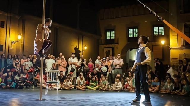 Un espectáculo nocturno en la Plaza San Bruno, Zaragoza.