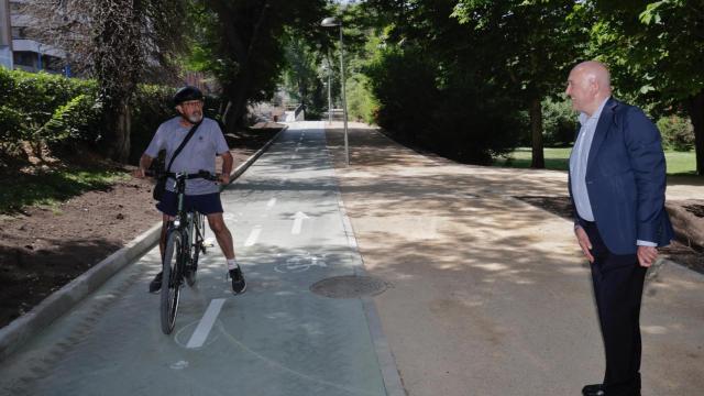 Jesús Julio Carnero en la inauguración del nuevo carril bici en Isabel La Católica