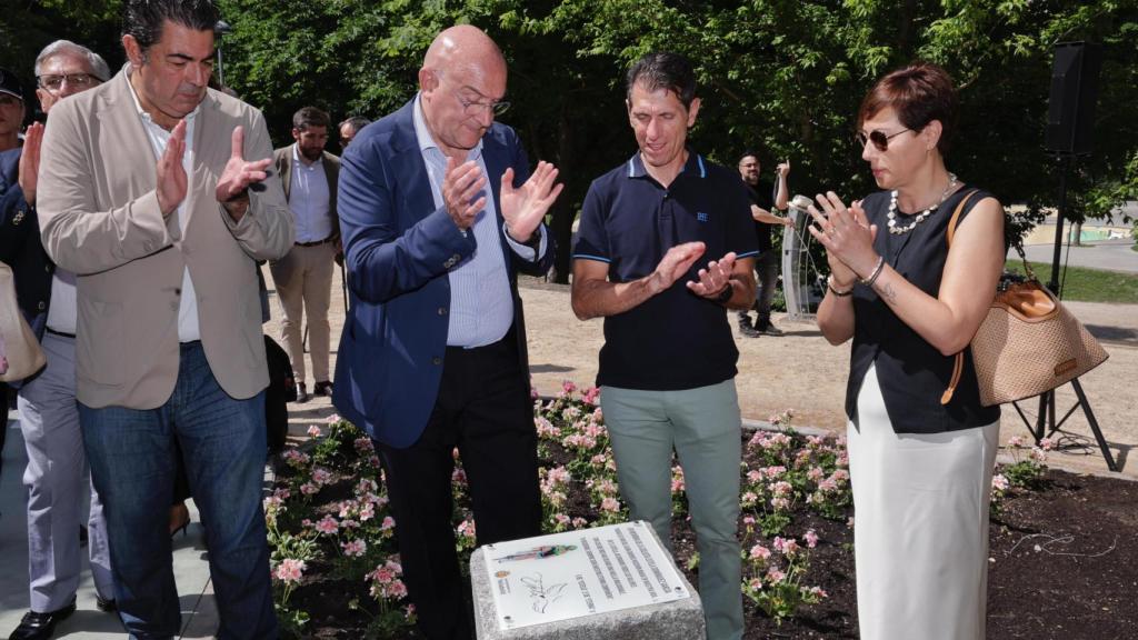 Carnero con Alberca y los padres de Estela Domínguez descubriendo la placa