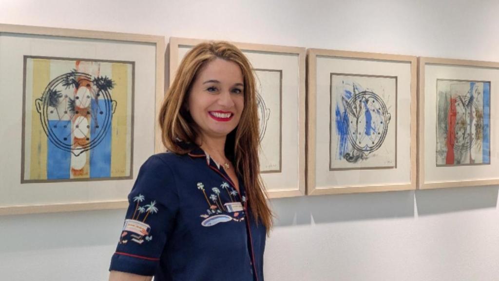 Ana Melo, fundadora de 'Teoría del Arte', en la Galería Espacio Landaburu. Obra de Ricardo Casstillo.