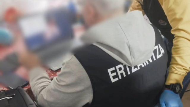 La Ertzaintza inspecciona un ordenador en una operación contra la explotación sexual infantil.