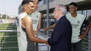 Alexander-Arnold, Huijsen y Bellingham, junto a Florentino Pérez