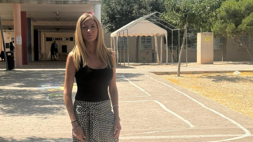 La directora del Colegio Maestro Joaquín Cantero, Cristina Fuster, en el patio de su centro educativo.