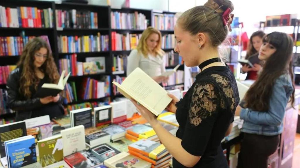Jóvenes comprando libros en una librería.