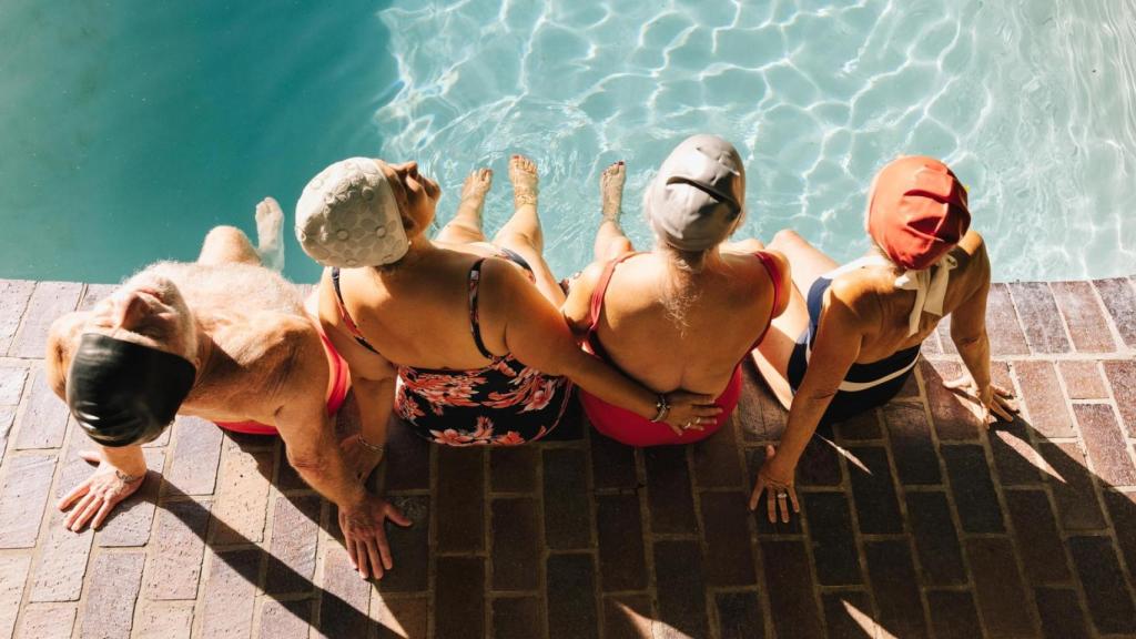 Un grupo de personas mayores se relaja en un balneario