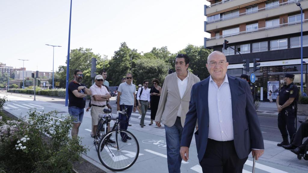 Jesús Julio Carnero a su llegada a la inauguración del carril bici de Isabel La Católica