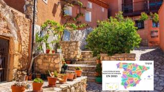 Montaje del pueblo y del mapa de la revista Viajar.