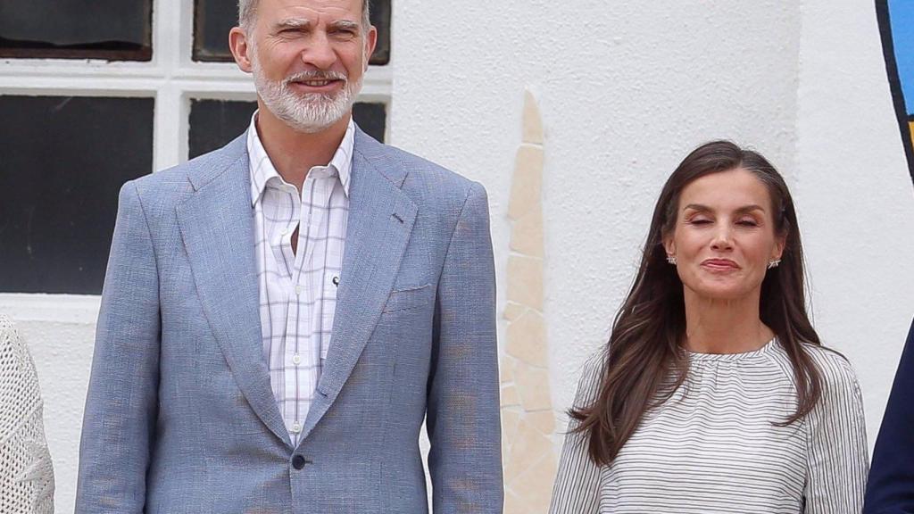 La Reina Letizia visita Burela (Lugo) con un estilismo con gran presencia de moda gallega