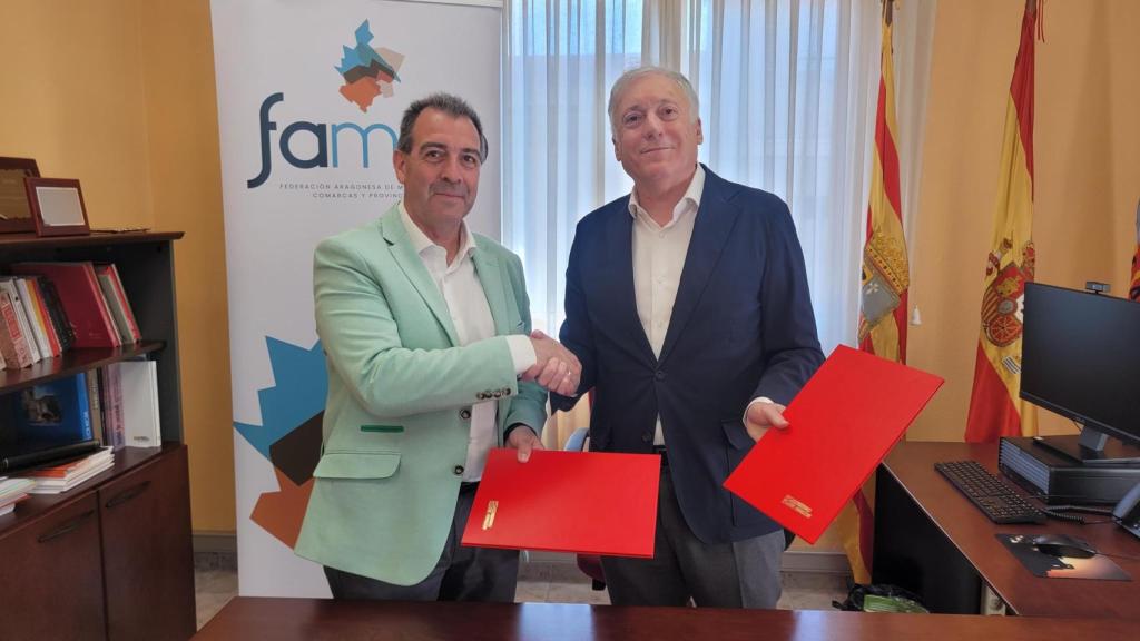 El consejero Octavio López y Carmelo Pérez han suscrito un convenio de colaboración para financiar los gastos de funcionamiento de la federación.