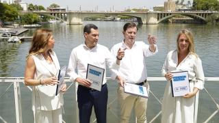 La alcaldesa de Zaragoza, Natalia Chueca, el presidente de la Junta de Andalucía, Juan Manuel Moreno, el presidente de la Junta de Castilla y León, Alfonso Fernández Mañueco y la eurodiputada popular Alma Ezcurra, durante la presentación de la ponencia política del XXI Congreso Nacional del PP, este martes en Sevilla