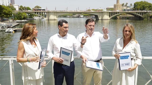 La alcaldesa de Zaragoza, Natalia Chueca, el presidente de la Junta de Andalucía, Juan Manuel Moreno, el presidente de la Junta de Castilla y León, Alfonso Fernández Mañueco y la eurodiputada popular Alma Ezcurra, durante la presentación de la ponencia política del XXI Congreso Nacional del PP, este martes en Sevilla