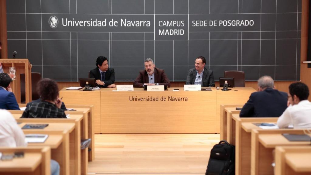 (Izq a dcha): Juan Carlos Hernández, profesor titular de Derecho Administrativo de la Universidad de Navarra, Julio Roche, Director de Deloitte y Manel Carpio, socio de Deloitte.