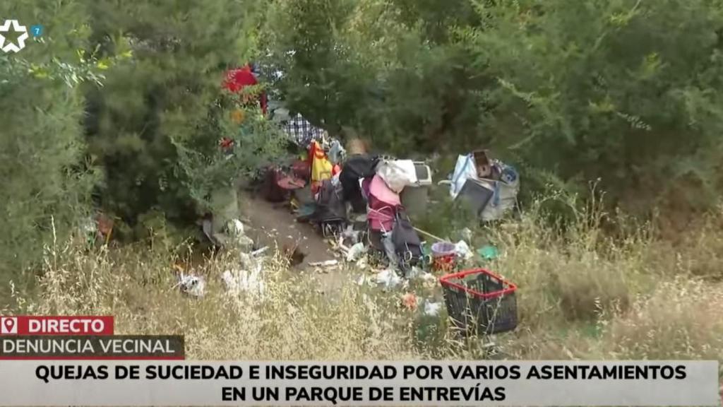 El parque está lleno de basura.