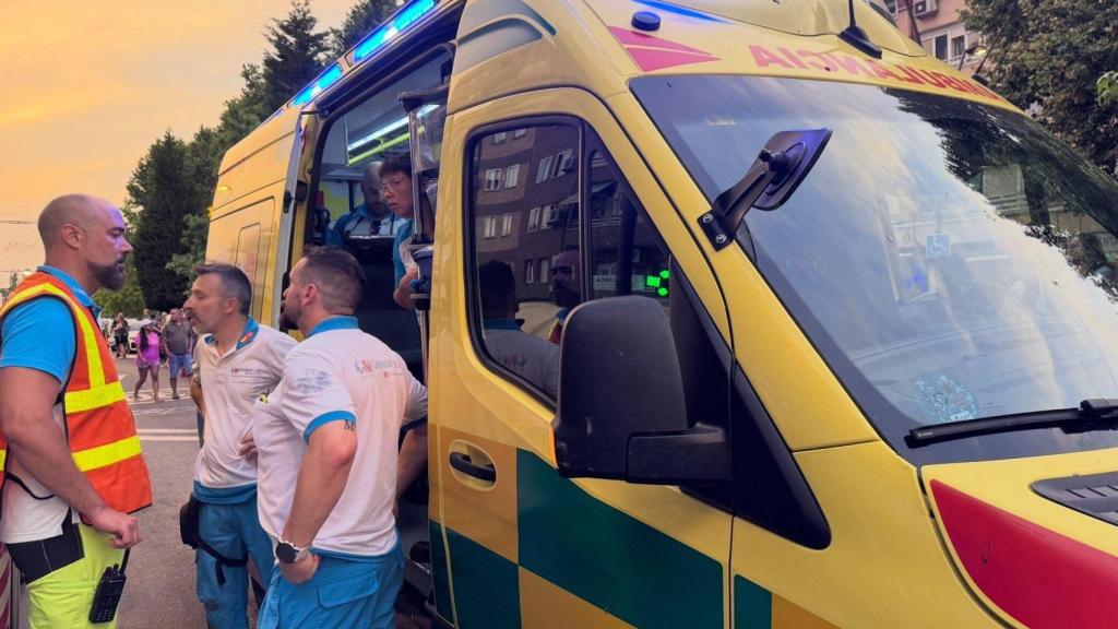 Trabajadores del 112 junto a uno de sus vehículos.