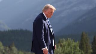 l presidente de Estados Unidos, Donald Trump , se retira después de una sesión de fotos familiares durante la Cumbre del G7, en Kananaskis, Alberta, Canadá, el 16 de junio de 2025