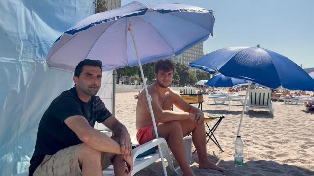 Fernando en su negocio de tumbonas