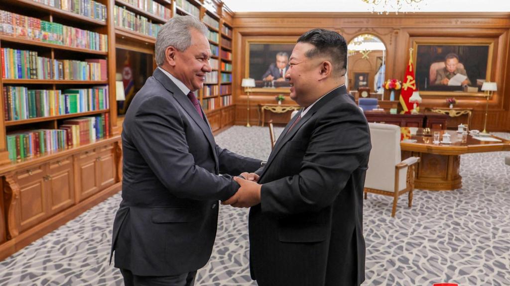 El líder norcoreano Kim Jong-un estrecha la mano del secretario del Consejo de Seguridad ruso, Sergei Shoigu, en Pyongyang.