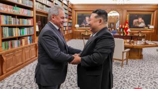 El líder norcoreano Kim Jong-un estrecha la mano del secretario del Consejo de Seguridad ruso, Sergei Shoigu, en Pyongyang.