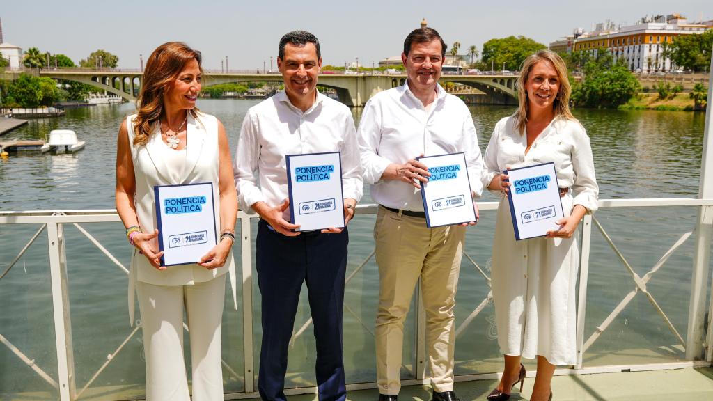 El presidente del PP de Andalucía, Juanma Moreno, el presidente del PP de Castilla y León, Alfonso Fernández Mañueco, la alcaldesa de Zaragoza, Natalia Chueca; y la eurodiputada del PP, Alma Ezcurra.