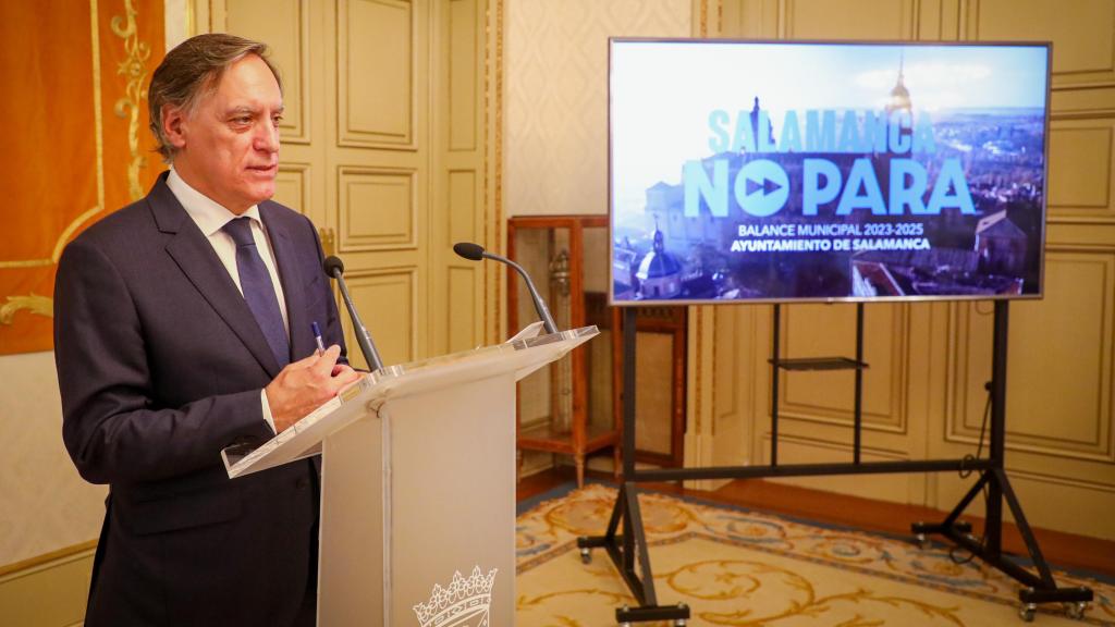 El alcalde de Salamanca, Carlos García Carbayo, durante la presentación del balance