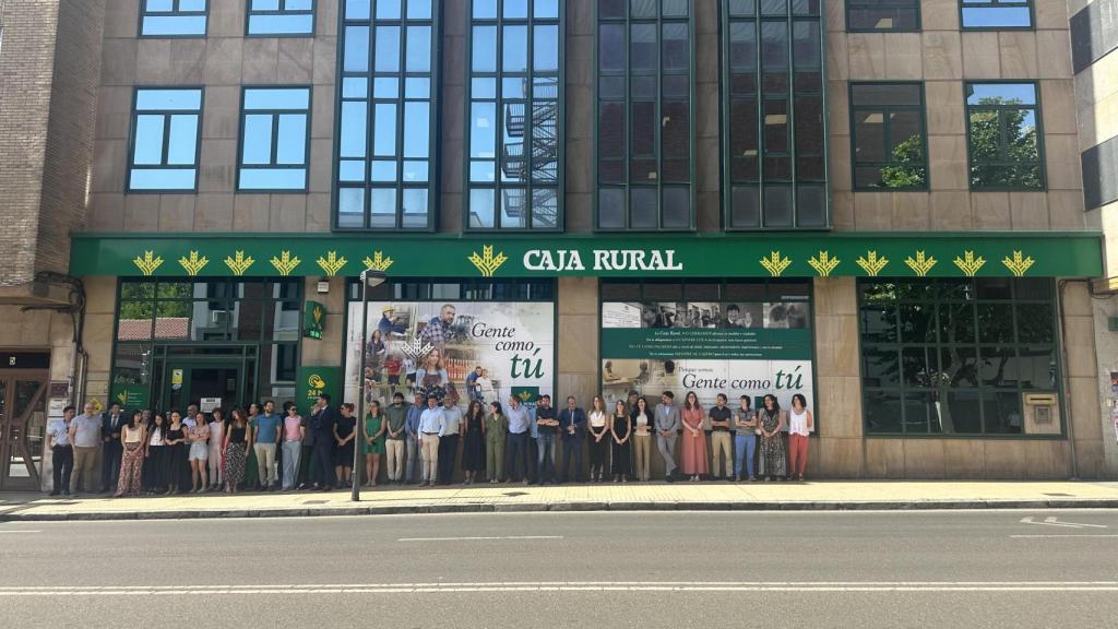 Trabajadores de Caja Rural de Zamora durante el parón de 5 minutos