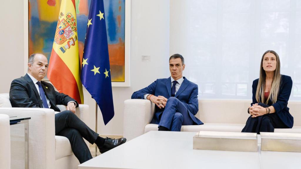 El secretario general de Junts, Jordi Turull; el presidente del Gobierno, Pedro Sánchez, y la portavoz del Grupo Parlamentario Junts, Miriam Nogueras, durante un encuentro, en el Palacio de La Moncloa.