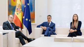 El secretario general de Junts, Jordi Turull; el presidente del Gobierno, Pedro Sánchez, y la portavoz del Grupo Parlamentario Junts, Miriam Nogueras, durante un encuentro, en el Palacio de La Moncloa.