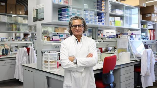 Juan Pedro Bolaños, catedrático de Bioquímica y Biología Molecular de la Universidad de Salamanca en su laboratorio del IBFG