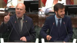 Los diputados autonómicos de Vox y PP, Antonio Martínez (i) y Antonio Landáburu (d), antes de votar la propuesta de modificación de ley en la Asamblea Regional.