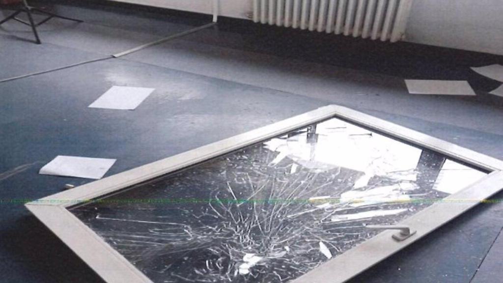 Denuncian el mal estado de dependencias municipales en Vigo tras caer una ventana sobre una empleada