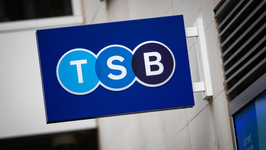 Logo de TSB en una oficina del banco.