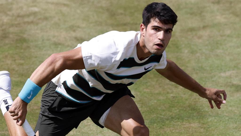 Alcaraz ejecuta un revés en el torneo de Queen's.