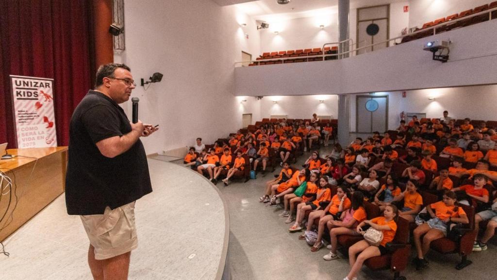 Miguel Ángel Saz, geógrafo de la Universidad de Zaragoza, impartiendo una charla.