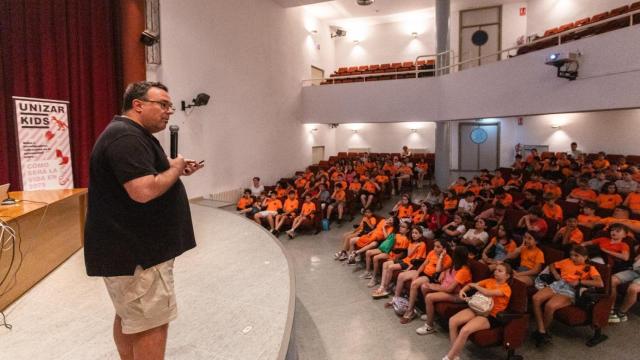 Miguel Ángel Saz, geógrafo de la Universidad de Zaragoza, impartiendo una charla.