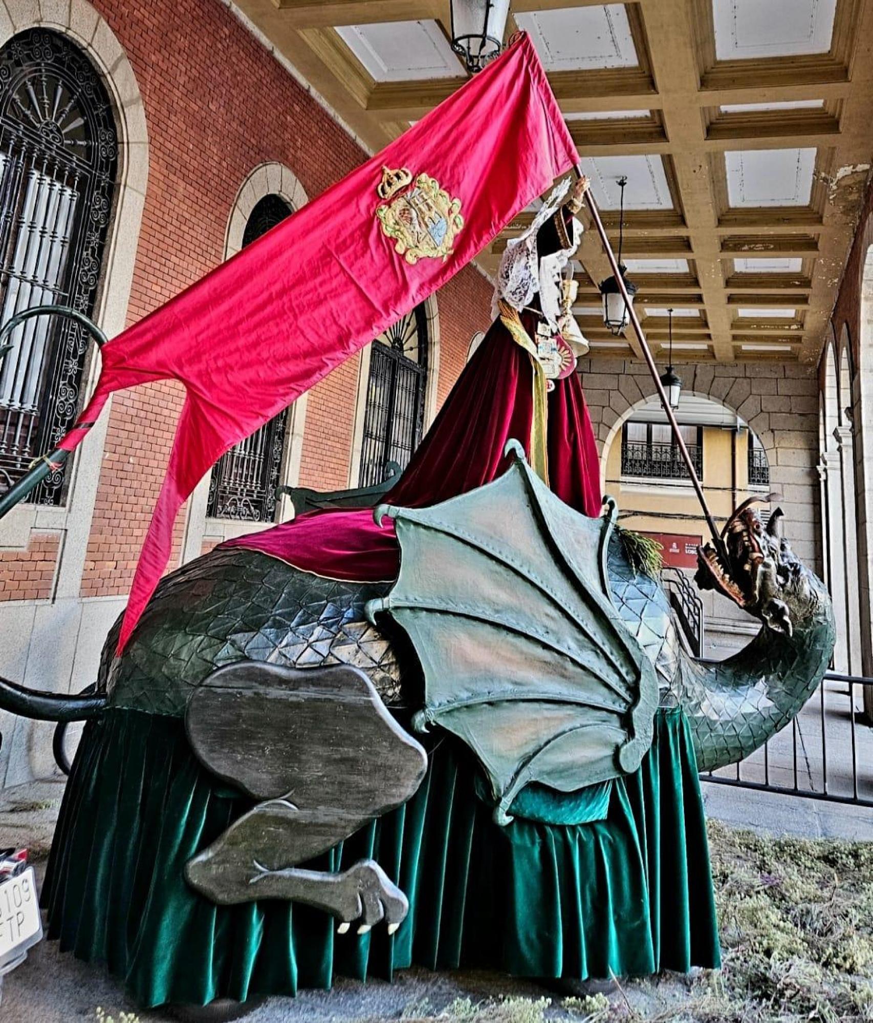 Tarasca a los pies del Ayuntamiento de Zamora