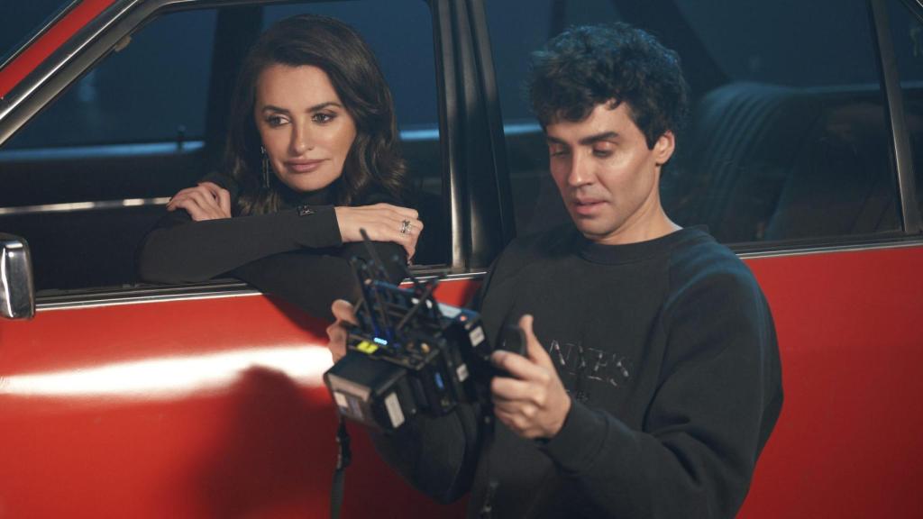 Penélope Cruz y Javier Ambrossi en una secuencia de 'Pedro x Javis'.