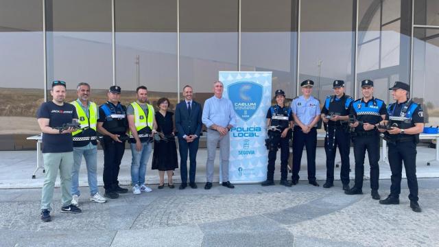 – El alcalde de Segovia, José Mazarías, acompañado por el concejal de Seguridad Ciudadana, César Martín, y el Intendente Jefe de la Policía Local, Vicente Sanz Plaza, en la presentación de la unidad de drones