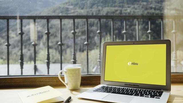 Un ordenador con un fondo de pantalla de Embou.