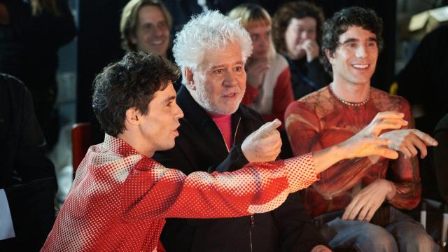 Javier Calvo, Pedro Almodóvar y Javier Ambrossi en una secuencia de 'Pedro x Javis'.