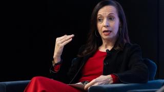 La presidenta de Redeia, Beatriz Corredor, interviene durante un foro económico.