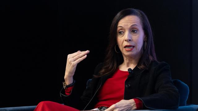 La presidenta de Redeia, Beatriz Corredor, interviene durante un foro económico.