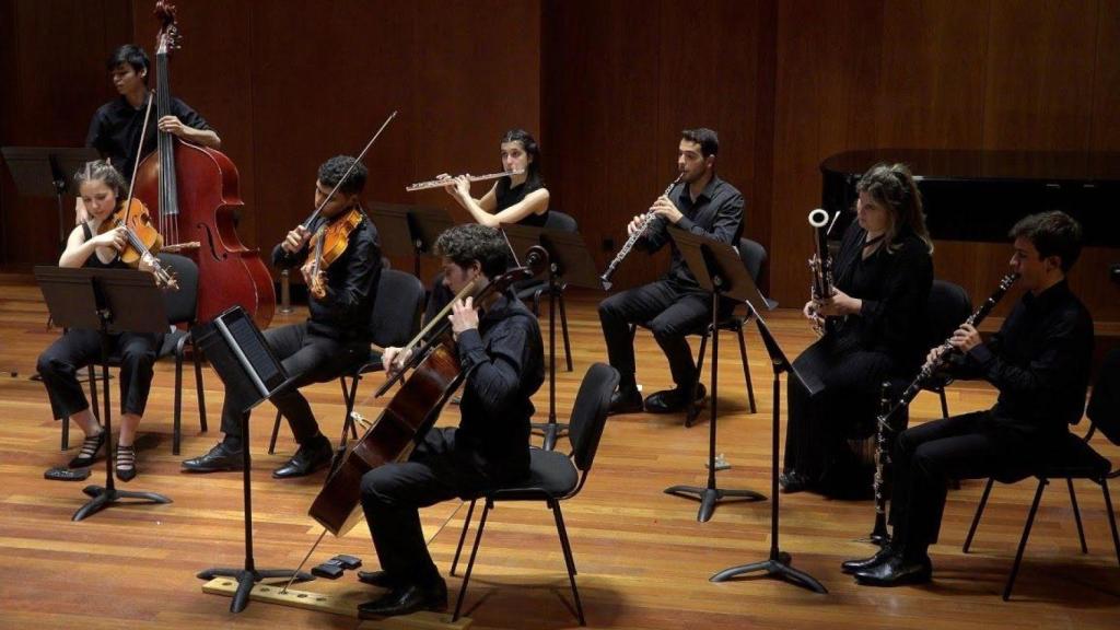 Músicos tocando en un concierto