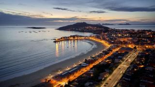 La playa de Panxón por la noche
