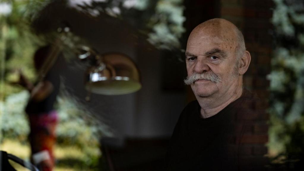 Martín Caparrós en su casa de Torrelodones (Madrid)