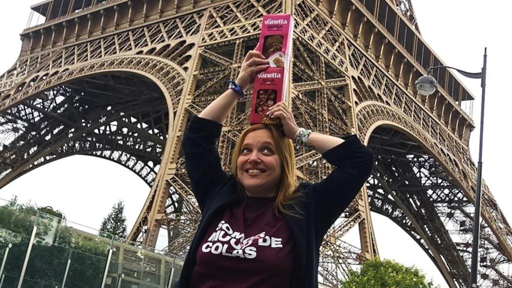 Águeda Ubeira, CEO de Vanetta, posa con sus preparaciones veganas frente a la Torre Eiffel