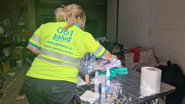 Una enfermera del 061 Aragón habilitando un garaje para asistir a los heridos este domingo en Azuara