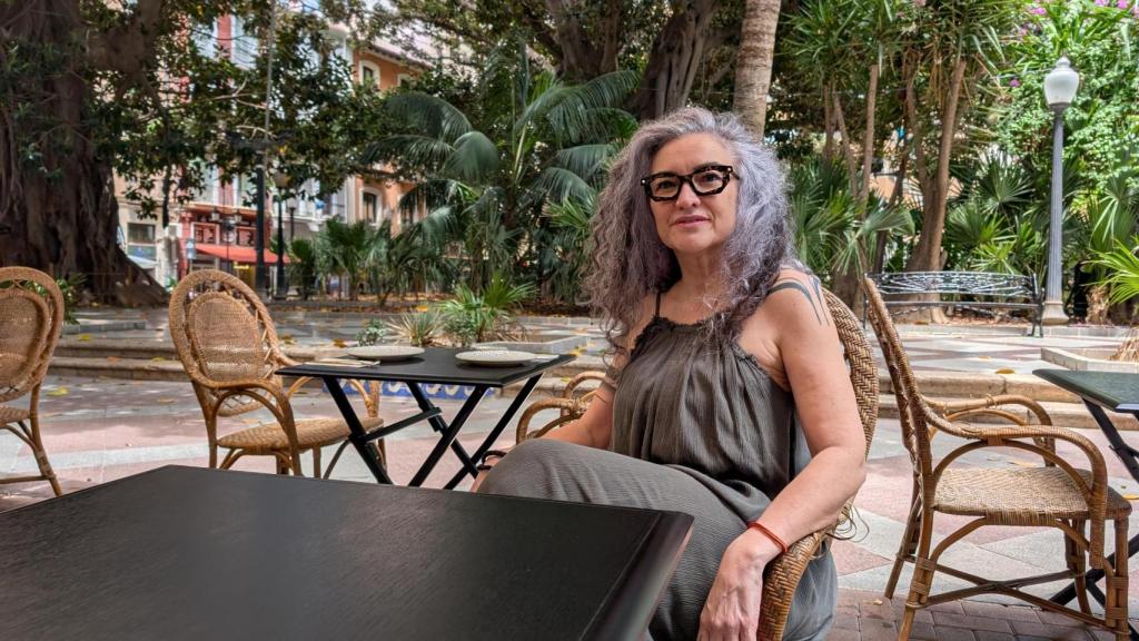 La presidenta de la asociación de restaurantes, Gabriela Córdoba, en su terraza en Alicante.