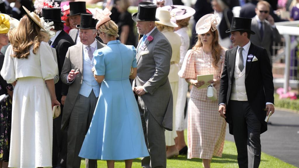 Los reyes de Inglaterra en el tradicional besamanos en Ascot.