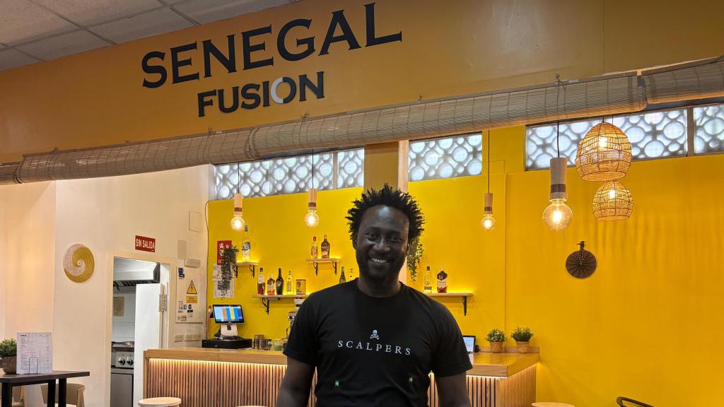 Papa Antou Mbaye en su puesto de mercado Senegal Fusión Resto Bar.