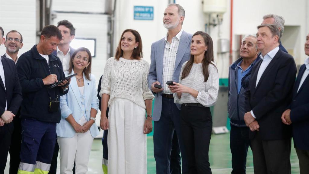 Los Reyes Felipe VI y Letizia y el ministro de Agricultura, Pesca y Alimentación, Luis Planas, durante una visita al concello de Burela